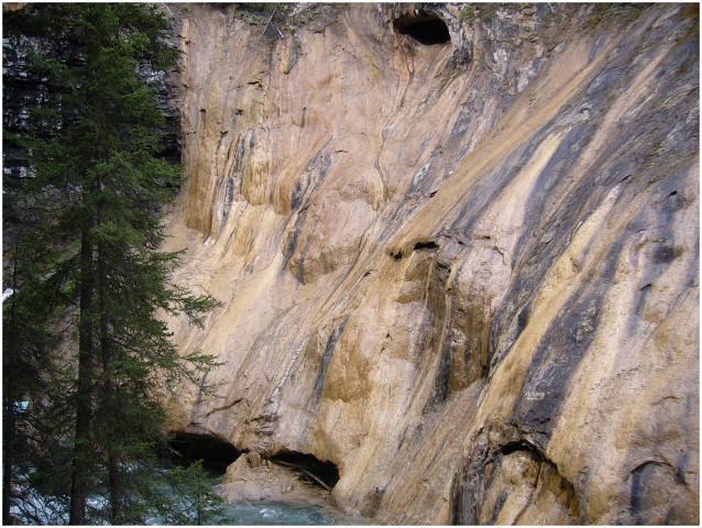 Johnston Canyon - uložení horninových vrstev
